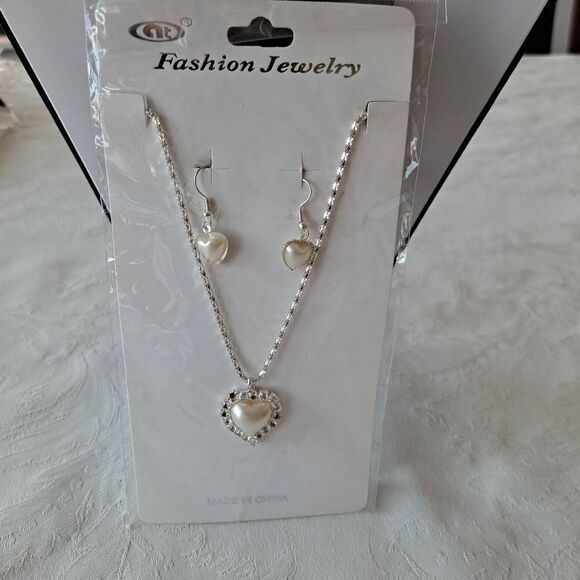 Heart Necklace and earring set Nwt - Picture 7 of 7